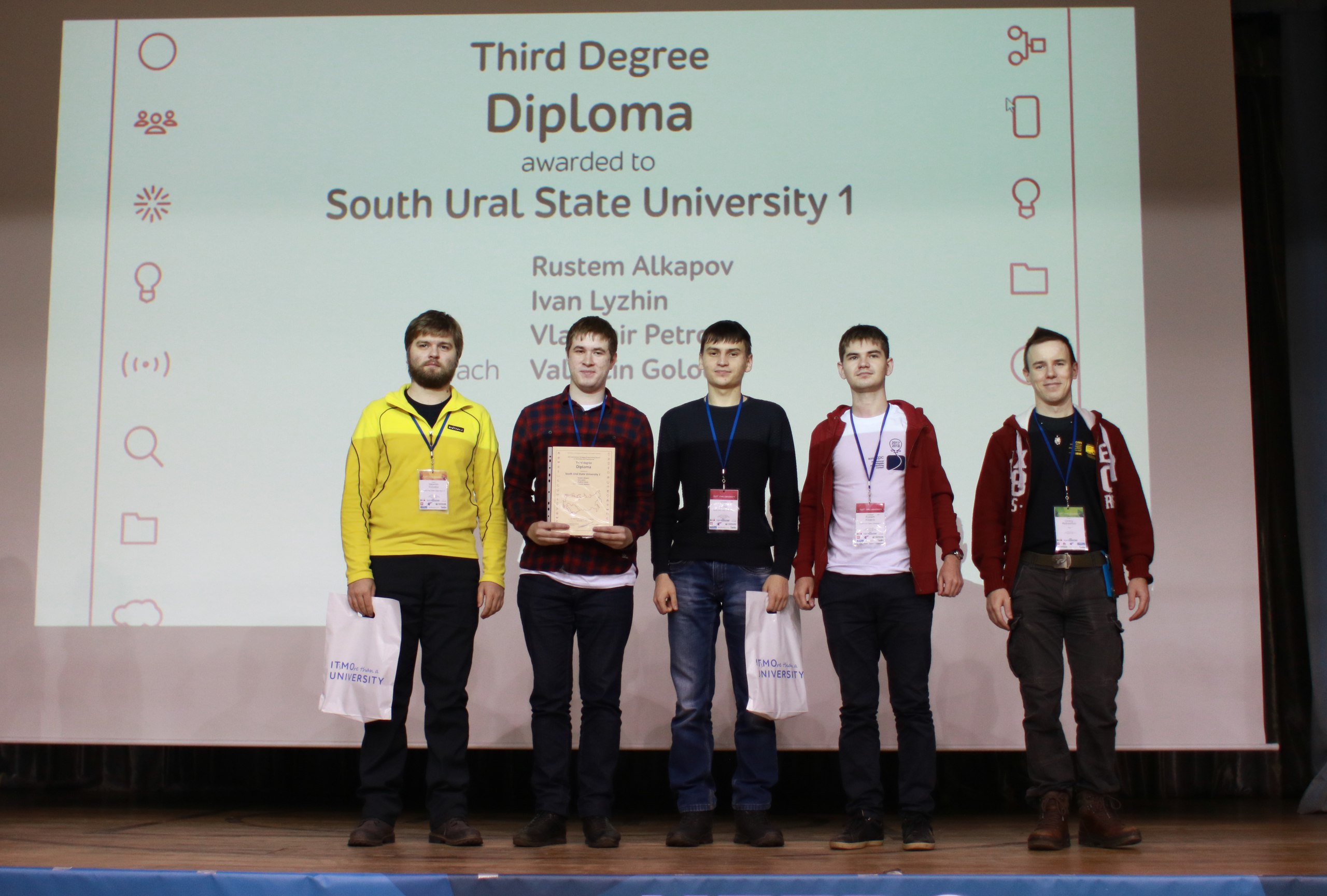 Студенты ВШ ЭКН стали призерами полуфинала международного студенческого командного чемпионата мира по программированию!